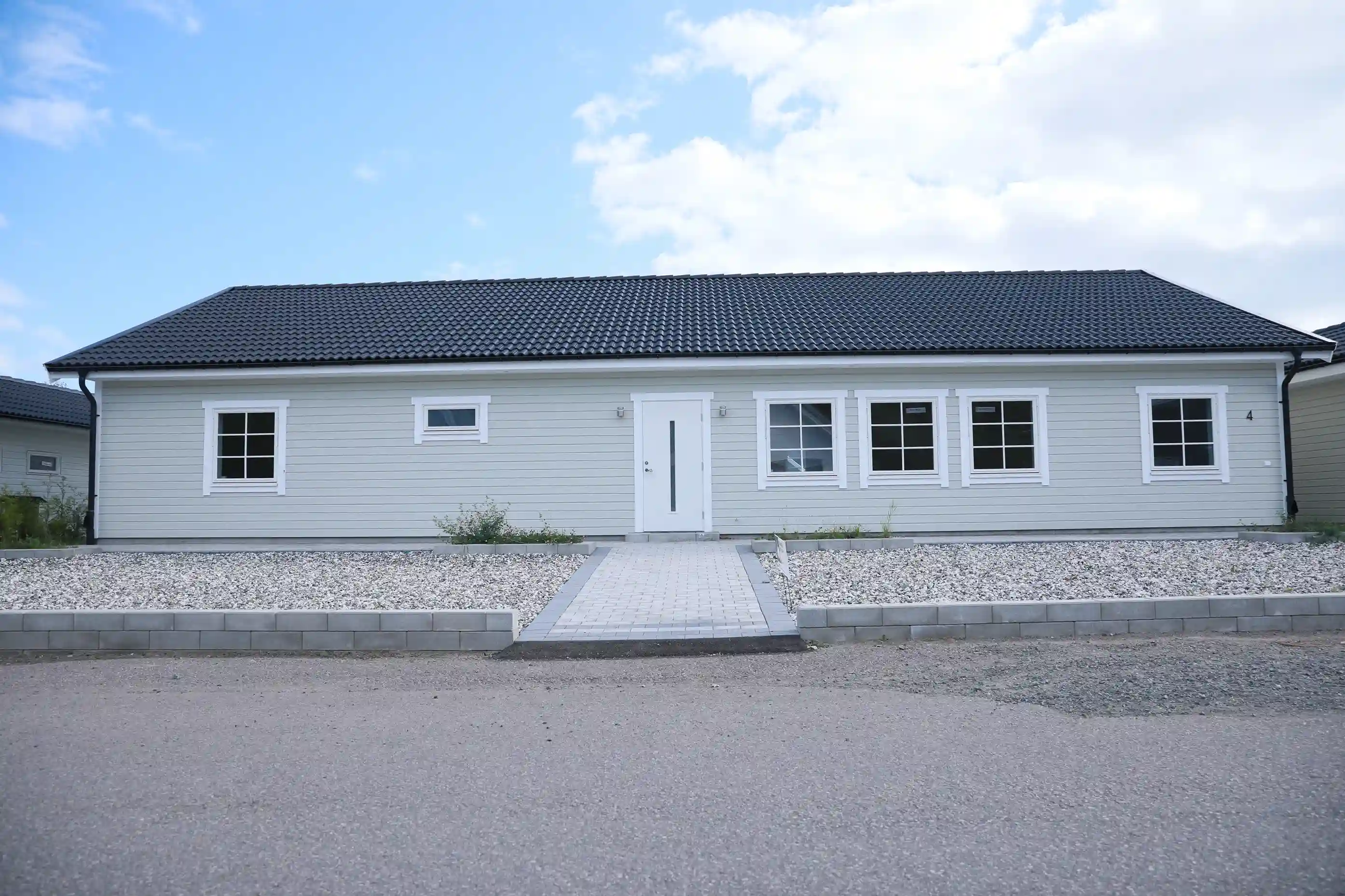 Nybyggd villa med modern design bild 5