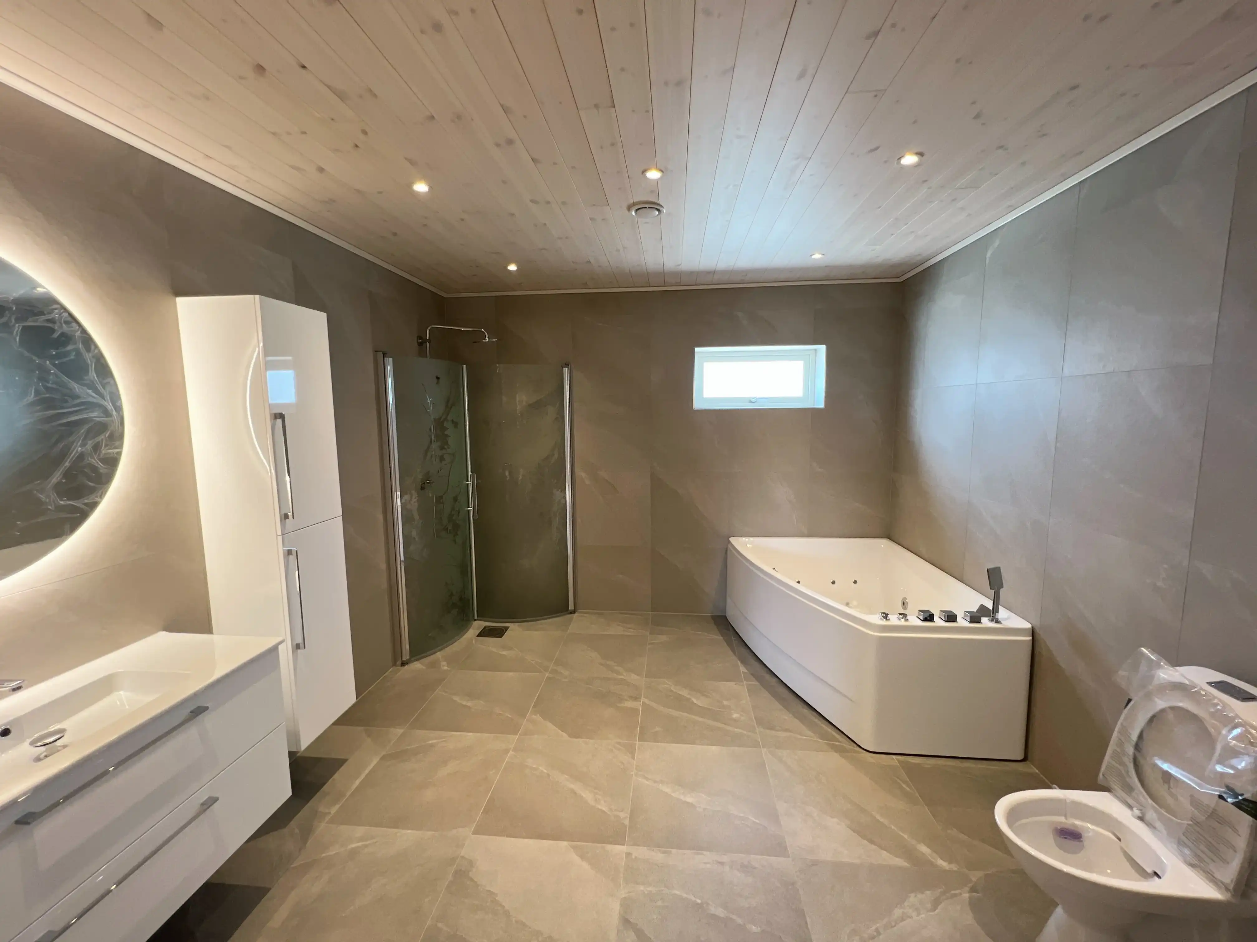 Modern badrumsrenovering med fokus på stämningsfullt ljus bild 4
