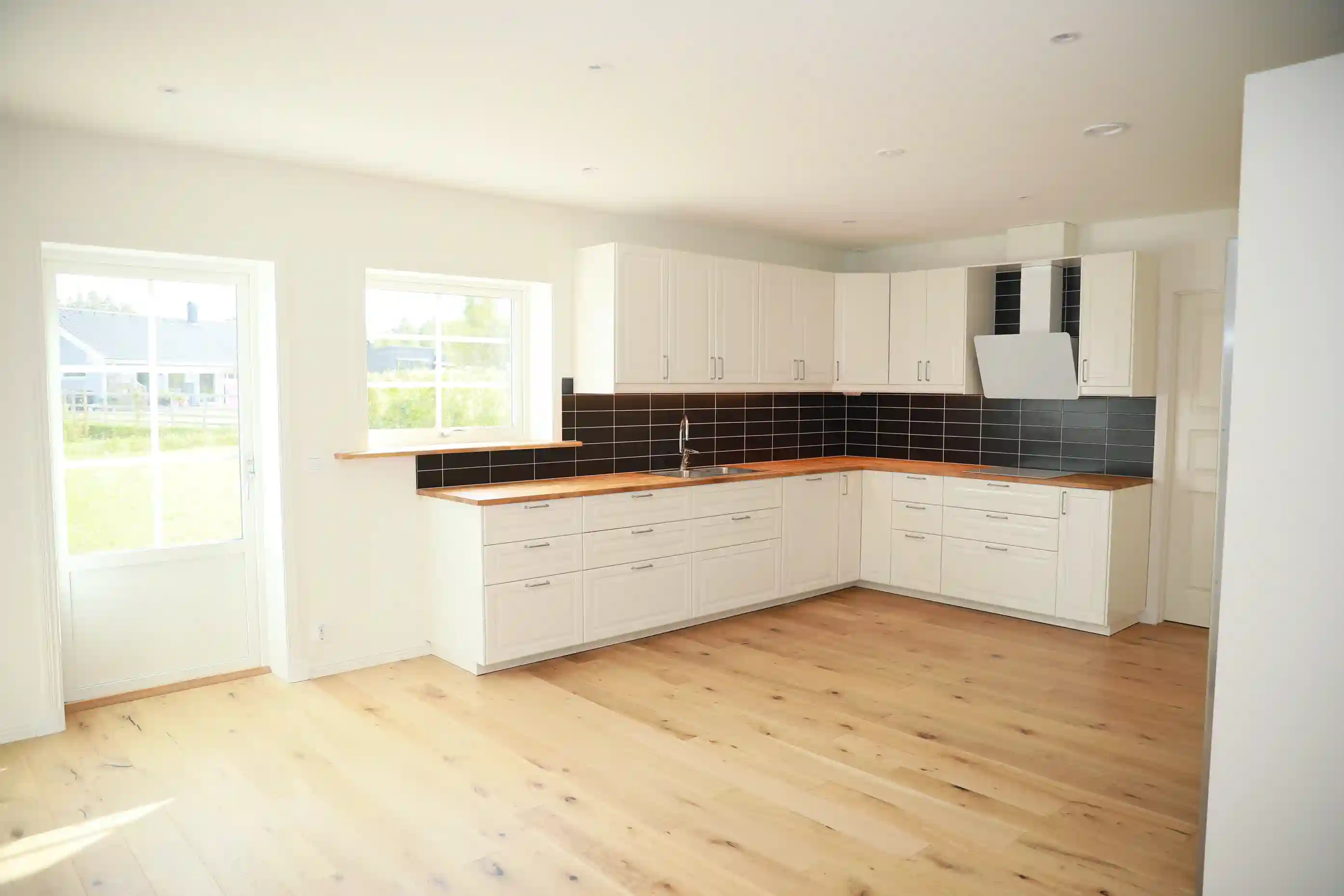 Nybyggd villa med modern design bild 1