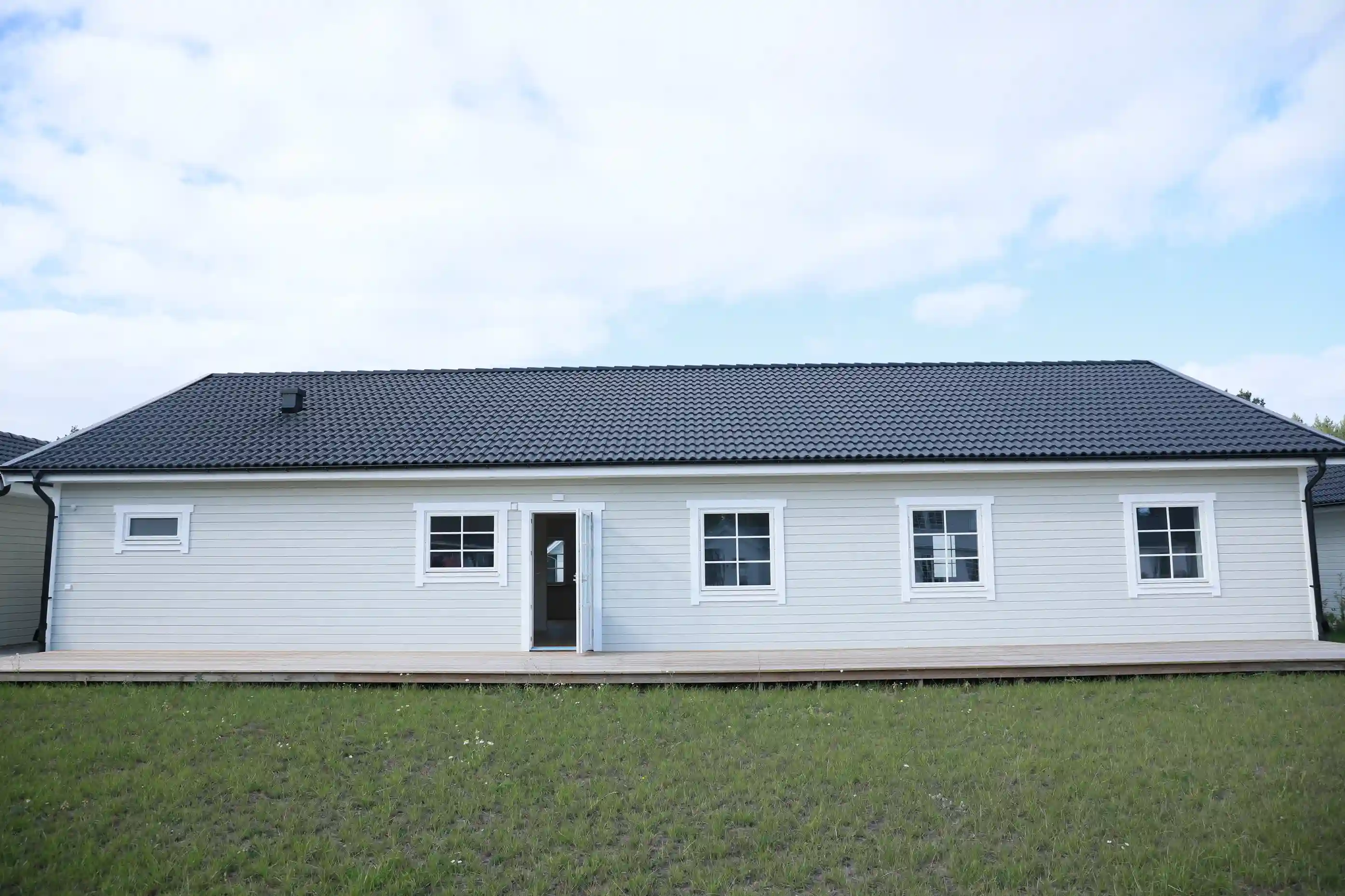 Nybyggd villa med modern design bild 2