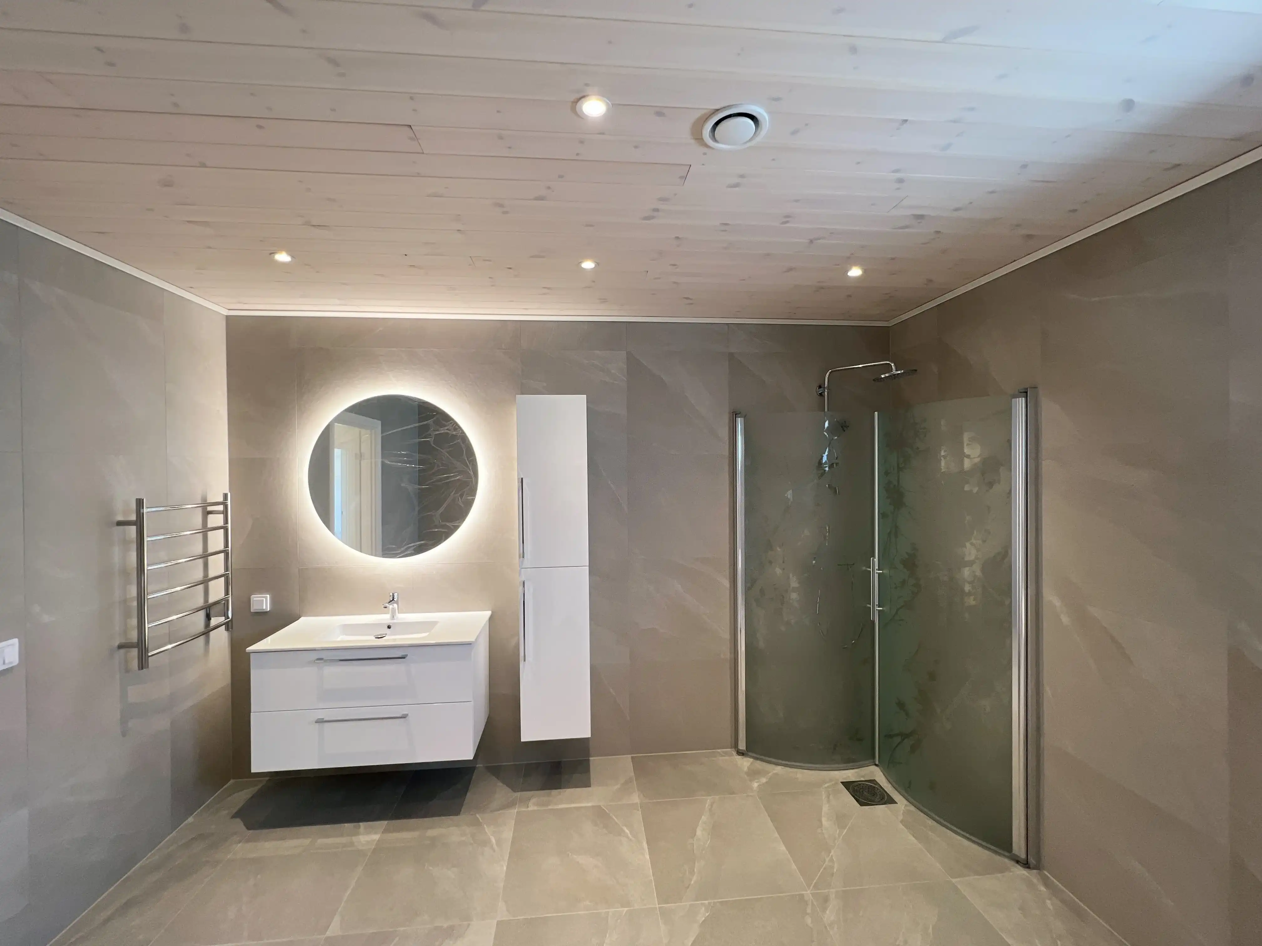 Modern badrumsrenovering med fokus på stämningsfullt ljus