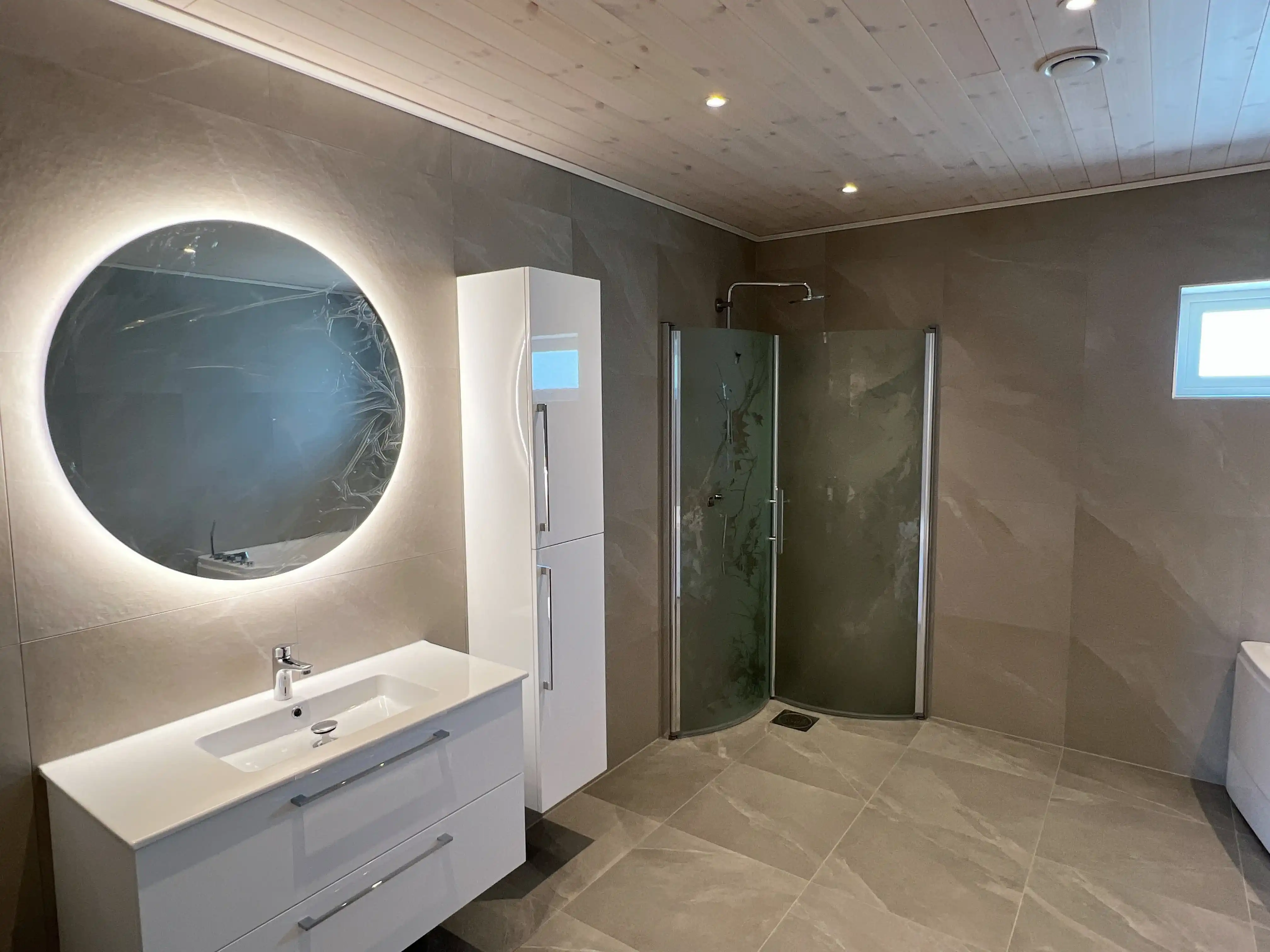 Modern badrumsrenovering med fokus på stämningsfullt ljus bild 1